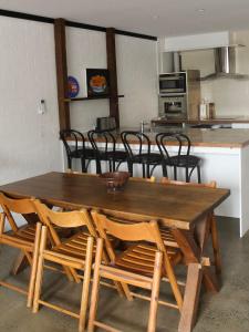 Large Modern 3BR 2 BATH Apt in Central Location for Families, Workers, Groups