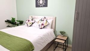 Margams Alvington House for Business Travellers, Relocator or Families with FREE Parking, High Speed Internet and fully equipped kitchen