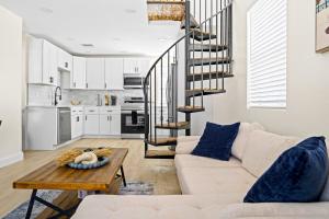 Mins to Beach Recently remodeled Putting Green