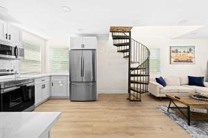 Mins to Beach Recently remodeled Putting Green