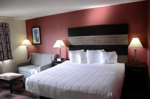 One-Bedroom King Suite - Non-Smoking room in Baymont by Wyndham Waupun