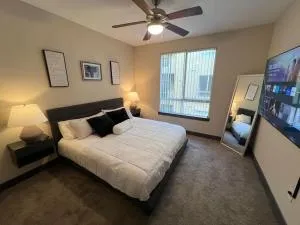 Luxury Modern Condo 3-min from Six Flags w/PS5, 1GB Fast Wi-fi Kingbed - Three Points