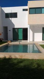 Residencia con ALBERCA y JARDÍN privado