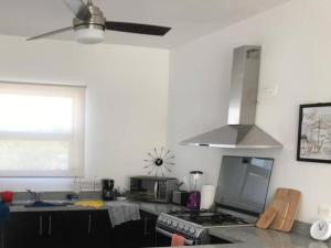 Residencia con ALBERCA y JARDÍN privado