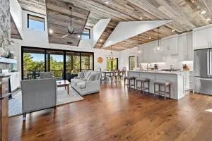 Hilltop Lodge Opulent Lakefront Living in Lake James - Моргантон