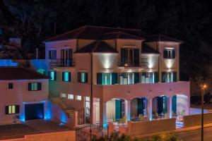 Apartments with a swimming pool Hvar - 22502