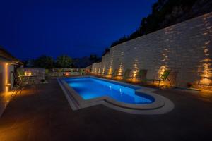 Apartments with a swimming pool Hvar - 22502