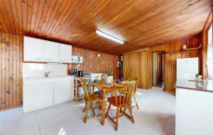Maisons de vacances Nice Home In La Bazouge-de-chemer With Kitchen : photos des chambres