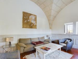 Maisons de vacances Mas renove a Mouries avec piscine, 6 chambres, terrasses et pool houses, en pleine nature provencale. - FR-1-599-90 : photos des chambres