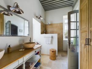 Maisons de vacances Mas renove a Mouries avec piscine, 6 chambres, terrasses et pool houses, en pleine nature provencale. - FR-1-599-90 : photos des chambres
