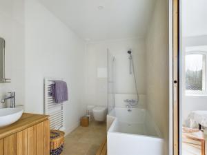 Maisons de vacances Mas renove a Mouries avec piscine, 6 chambres, terrasses et pool houses, en pleine nature provencale. - FR-1-599-90 : photos des chambres