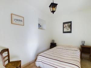 Maisons de vacances Mas renove a Mouries avec piscine, 6 chambres, terrasses et pool houses, en pleine nature provencale. - FR-1-599-90 : photos des chambres