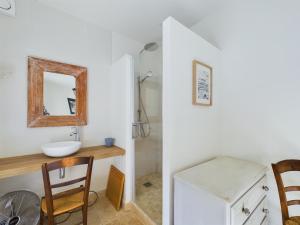 Maisons de vacances Mas renove a Mouries avec piscine, 6 chambres, terrasses et pool houses, en pleine nature provencale. - FR-1-599-90 : Maison de Vacances