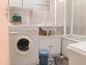 Appartements Duplex 8 pers proche mer avec balcon, parking et equipements complets - FR-1-746-17 : photos des chambres