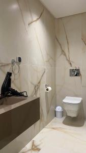 Sunny Luxury Studio: Terrace & Fast Wi-Fi