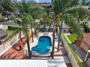 Evies White House Oasis I Pool & Close to Airport - Broadmeadows