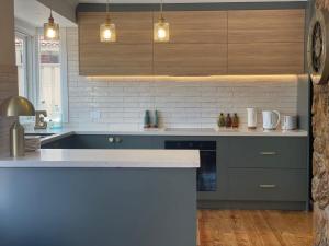 Evies White House Oasis I Pool & Close to Airport