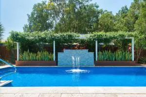 Luxury Stay with Private Heated Pool in Salamander Bay - Taylors Beach