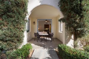 Deluxe King Casita Condo with Access to Outdoor Resort-Style Pool condo