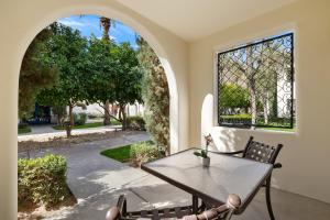 Deluxe King Casita Condo with Access to Outdoor Resort-Style Pool condo