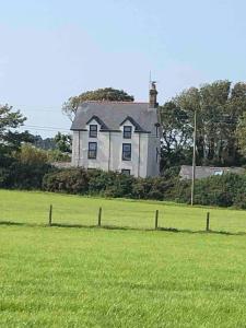 Goleufryn Abersoch has the main house and 2 barns