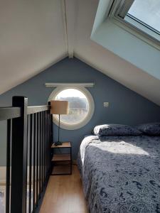 Chambre avec mezzanine dans une maison dartiste