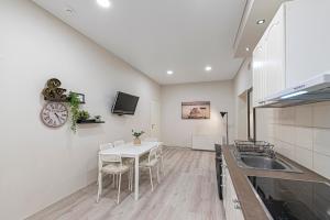 City Centre 3BD Apartment by Hostlovers