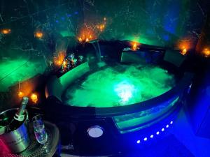 Appartements Love Room Le Baroque / Jacuzzi / Sauna : photos des chambres