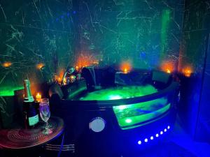 Appartements Love Room Le Baroque / Jacuzzi / Sauna : photos des chambres