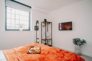 Canal-view Stunning City Living, Fast WiFi, Contractors, Family