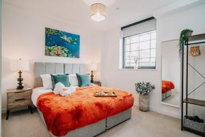 Canal-view Stunning City Living, Fast WiFi, Contractors, Family