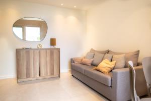 Villa with Private Pool,Jacuzzi and Guesthouse- GC