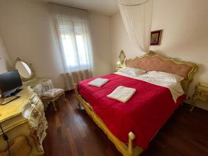 Zimmer mit Queensize-Bett und Gemeinschaftsbad