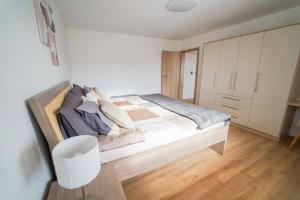 Hiša v vznožju Trške gore