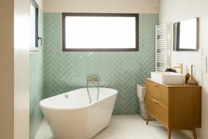 Maisons de vacances Le Lodge de l'ocean - Maison familiale en bois neuve - Piscine chauffee : photos des chambres