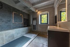 Maisons de vacances Le Presbytere de Dalmayrac - Piscine, Parc et Court de Tennis : photos des chambres