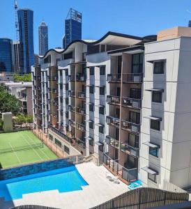 City & lakeside with free secure allocated parking, pool, gym & tennis court, only 15 mins walk into the City