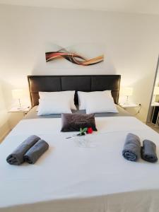 Apartment Toni - Private Parking, Steps to the Beach