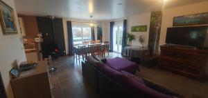 2 vraies chambres privées chez l habitant au calme dans villa de campagne plain-pied 105m2 avec piscine à Montfaucon