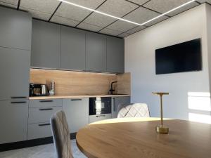 BRIVIBAS RESIDENCE - NORTH & SOUTH, free PRIVAT parking, free WIFI, self check-in