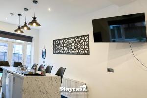 Spacious 6-Bed with Large Patio and Free Parking