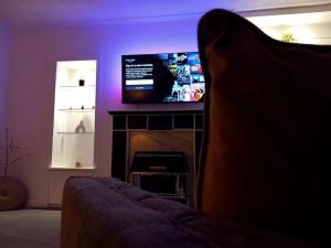 Springfield Apartment - Train to Glasgow or Edinburgh - Private Parking & Wifi