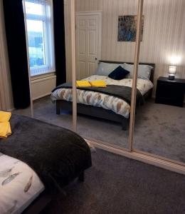 Springfield Apartment - Train to Glasgow or Edinburgh - Private Parking & Wifi