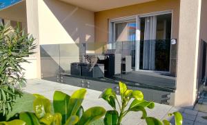 Apartment mit Meerblick, 50 Meter vom Sandstrand - Nin