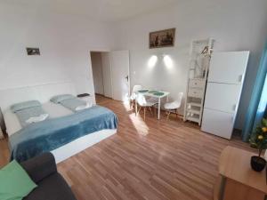 CENTER ! 2 stops from the City Center!