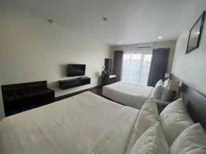 Paragon House and Residence