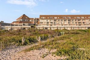 Huisie Dolphin - Newly Renovated Luxury Ocean View 3 bedroom Apartment