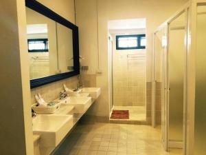 99 The Gallery Hotel