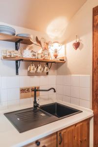 .. chalupa na slnečnom kopci ..