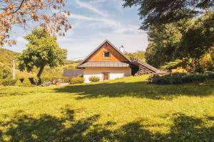 .. chalupa na slnečnom kopci ..